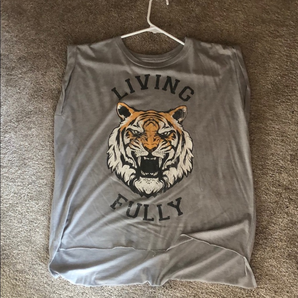 Mallory Ervin living fully graphic size medium
